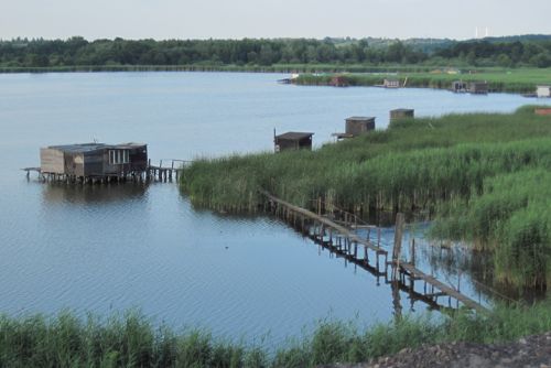 Heřmanický rybník (stav) – ráj rybářů s chatrčemi na kůlech